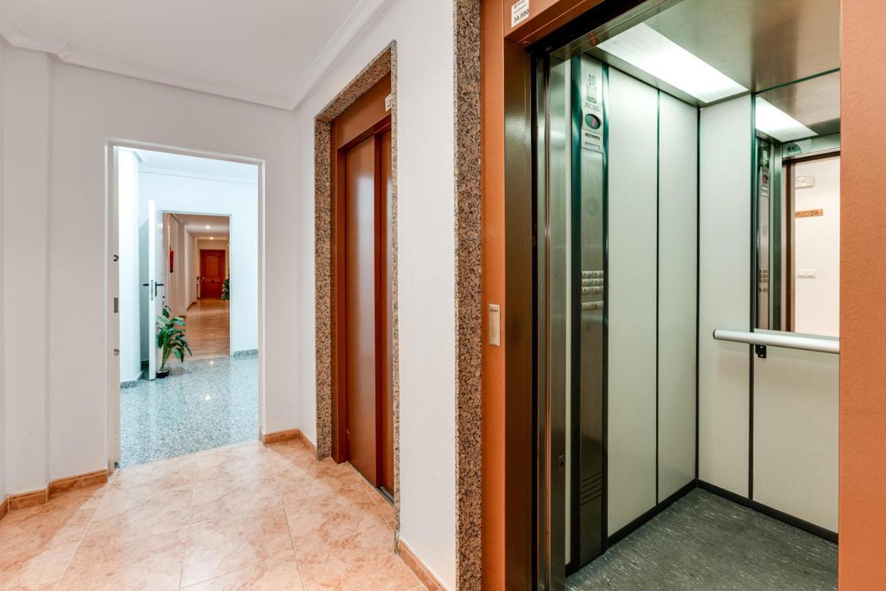 Apartaments Amalia On The Beach 托雷维耶哈 外观 照片